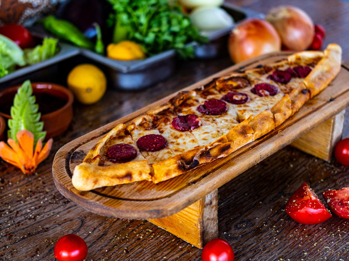 Kaşarlı Sucuklu Pide